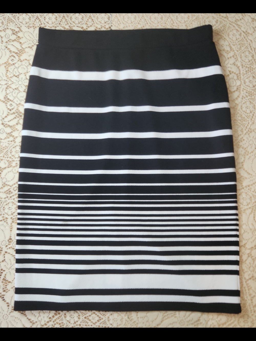Liz Claiborne Black Striped Knee Length Skirt Pull On Pencil Size XL